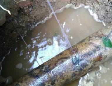 金沙楼顶渗水维修公司分享下地暖漏水的原因及检测方法。